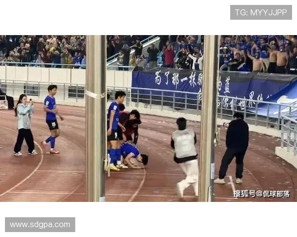 苗润东总决赛磕头致谢江苏球迷